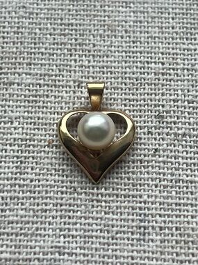 14K Gold Heart Pendant w/ Pearl. Dainty Open Heart – 0.80g